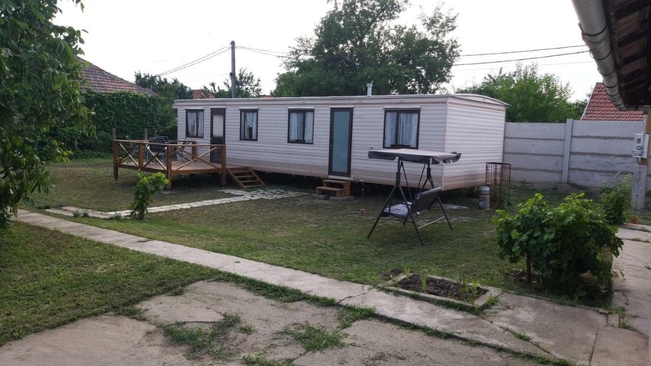 Kupai Apartman Apartment Tiszaujvaros Bagian luar foto