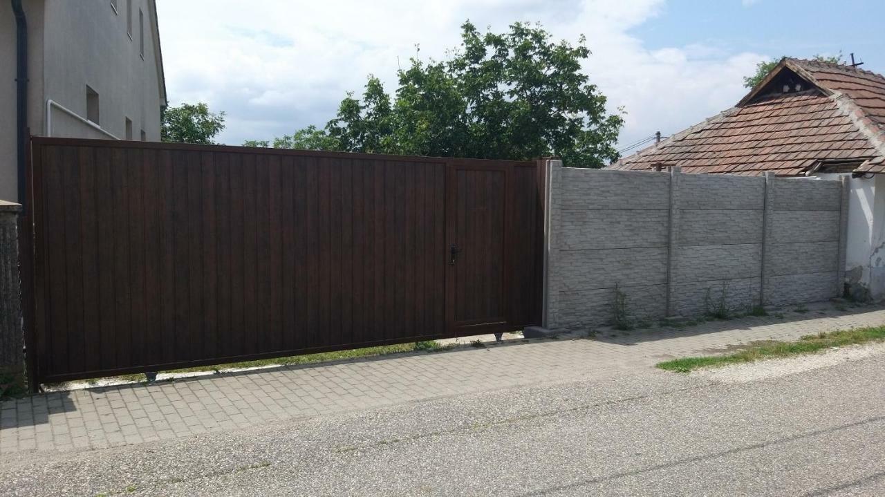 Kupai Apartman Apartment Tiszaujvaros Bagian luar foto