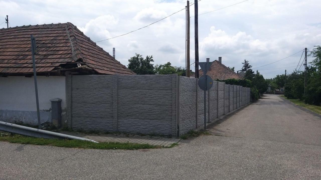 Kupai Apartman Apartment Tiszaujvaros Bagian luar foto